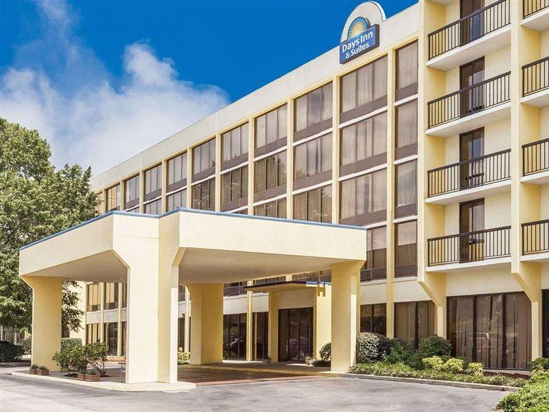 Days Inn & Suites By Wyndham Se Columbia Ft Jackson Exterior foto