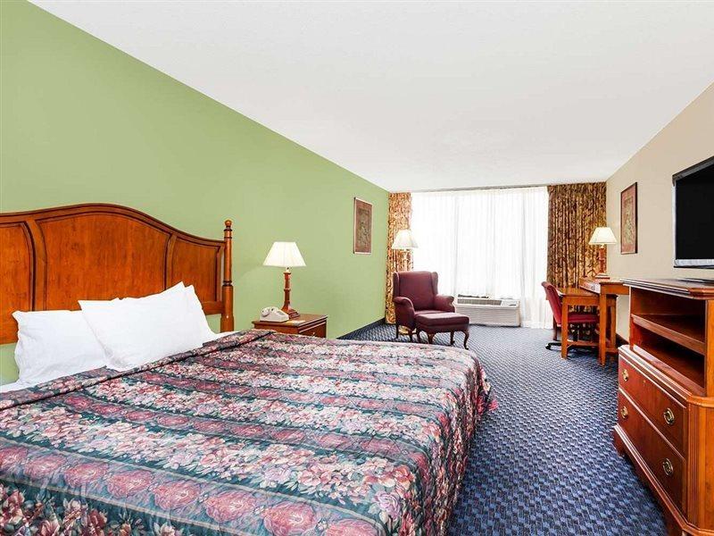 Days Inn & Suites By Wyndham Se Columbia Ft Jackson Exterior foto