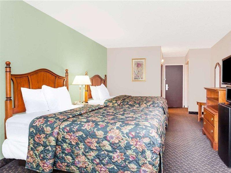 Days Inn & Suites By Wyndham Se Columbia Ft Jackson Exterior foto