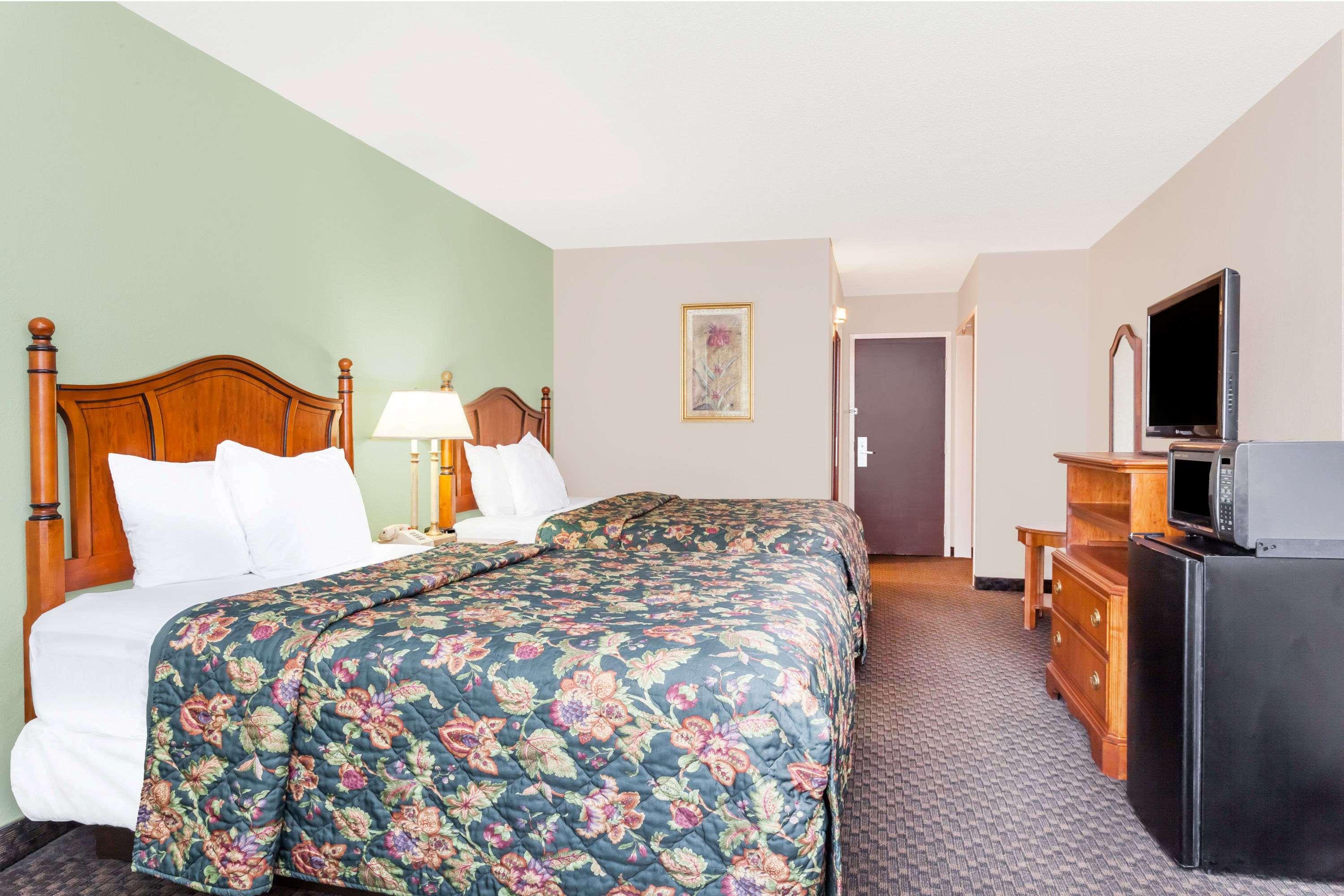 Days Inn & Suites By Wyndham Se Columbia Ft Jackson Exterior foto