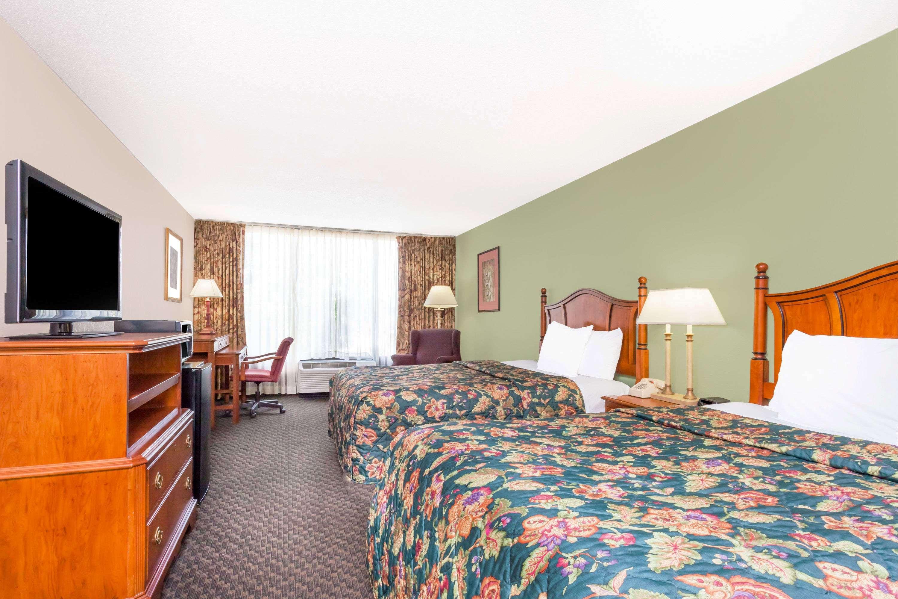 Days Inn & Suites By Wyndham Se Columbia Ft Jackson Exterior foto