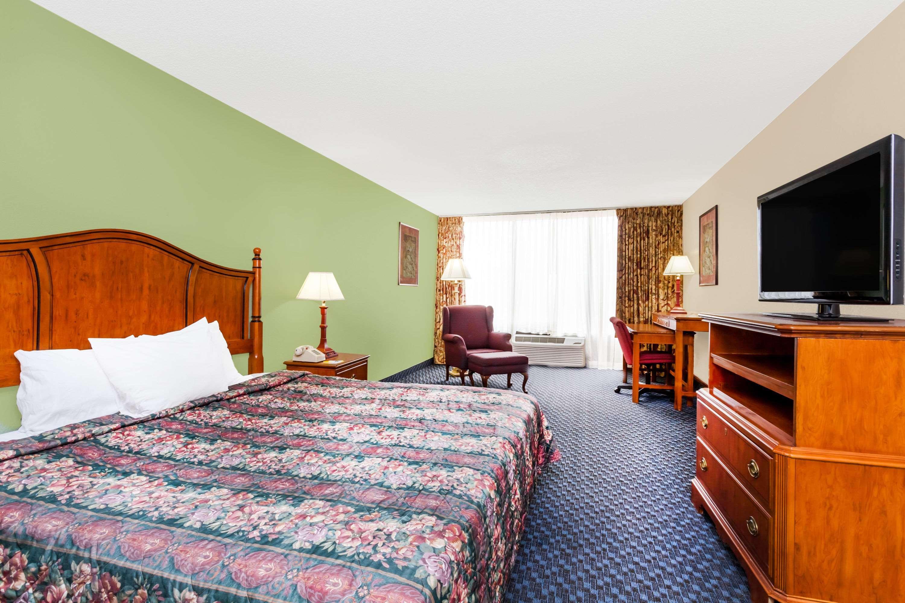 Days Inn & Suites By Wyndham Se Columbia Ft Jackson Exterior foto