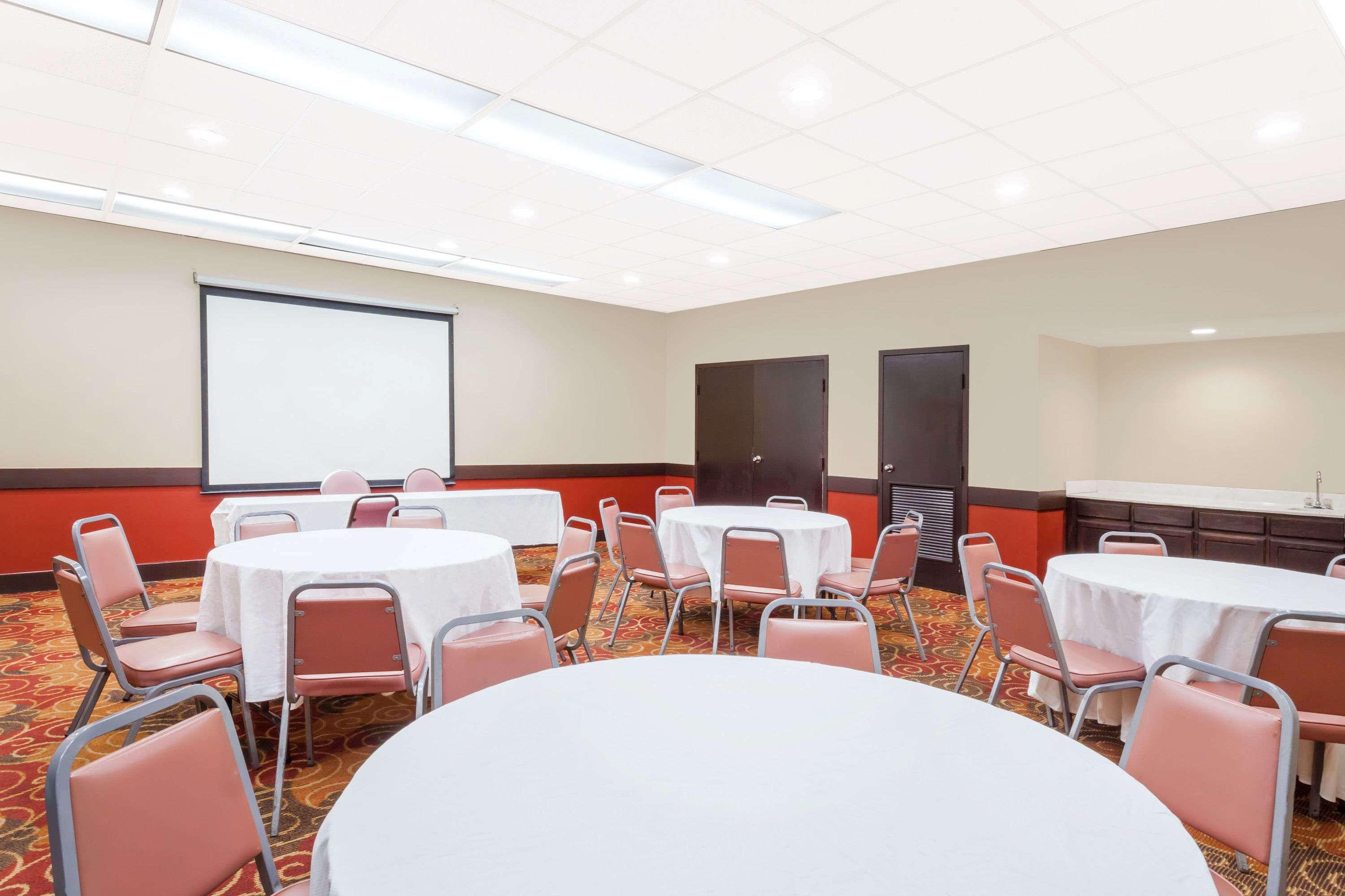 Days Inn & Suites By Wyndham Se Columbia Ft Jackson Exterior foto