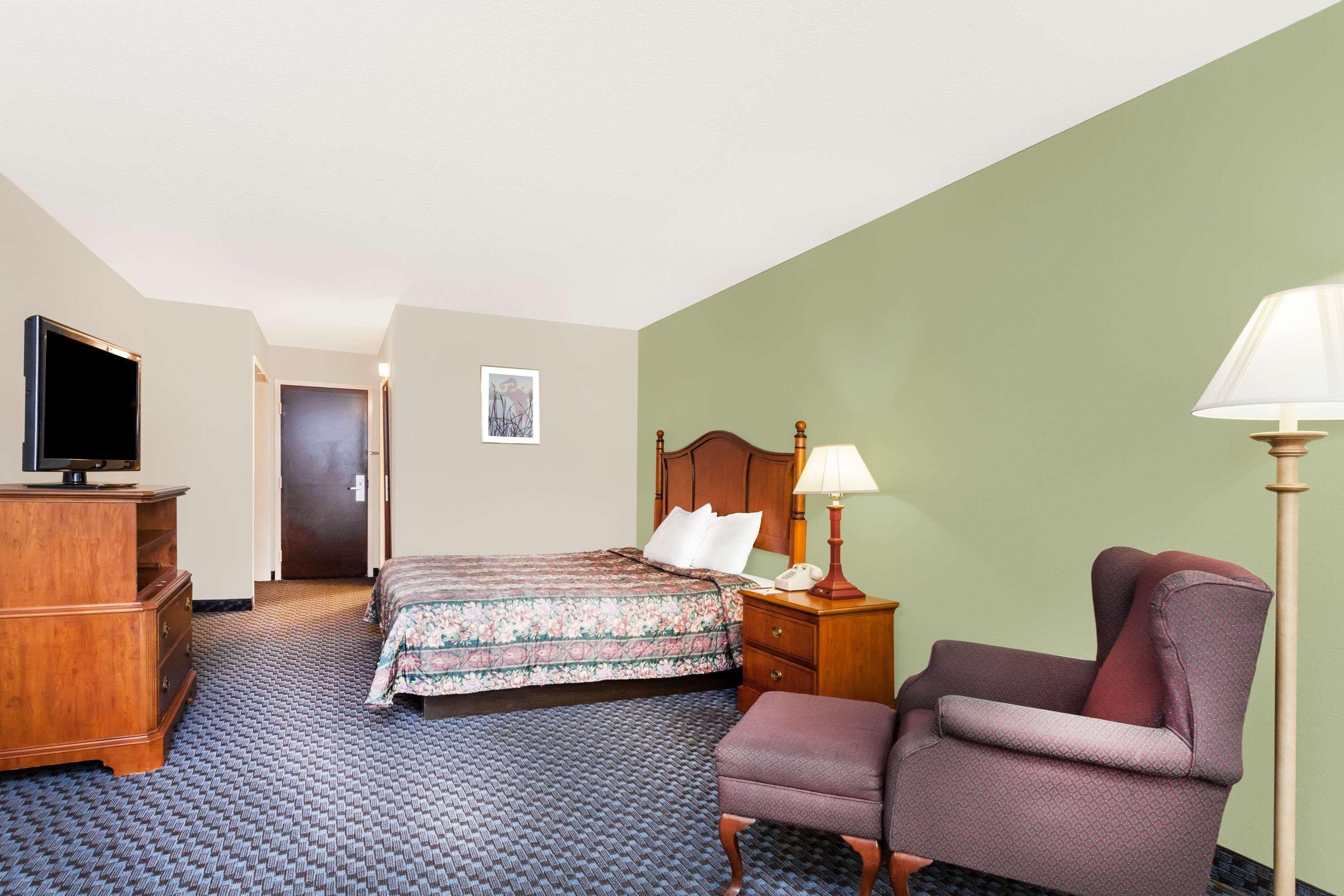 Days Inn & Suites By Wyndham Se Columbia Ft Jackson Exterior foto