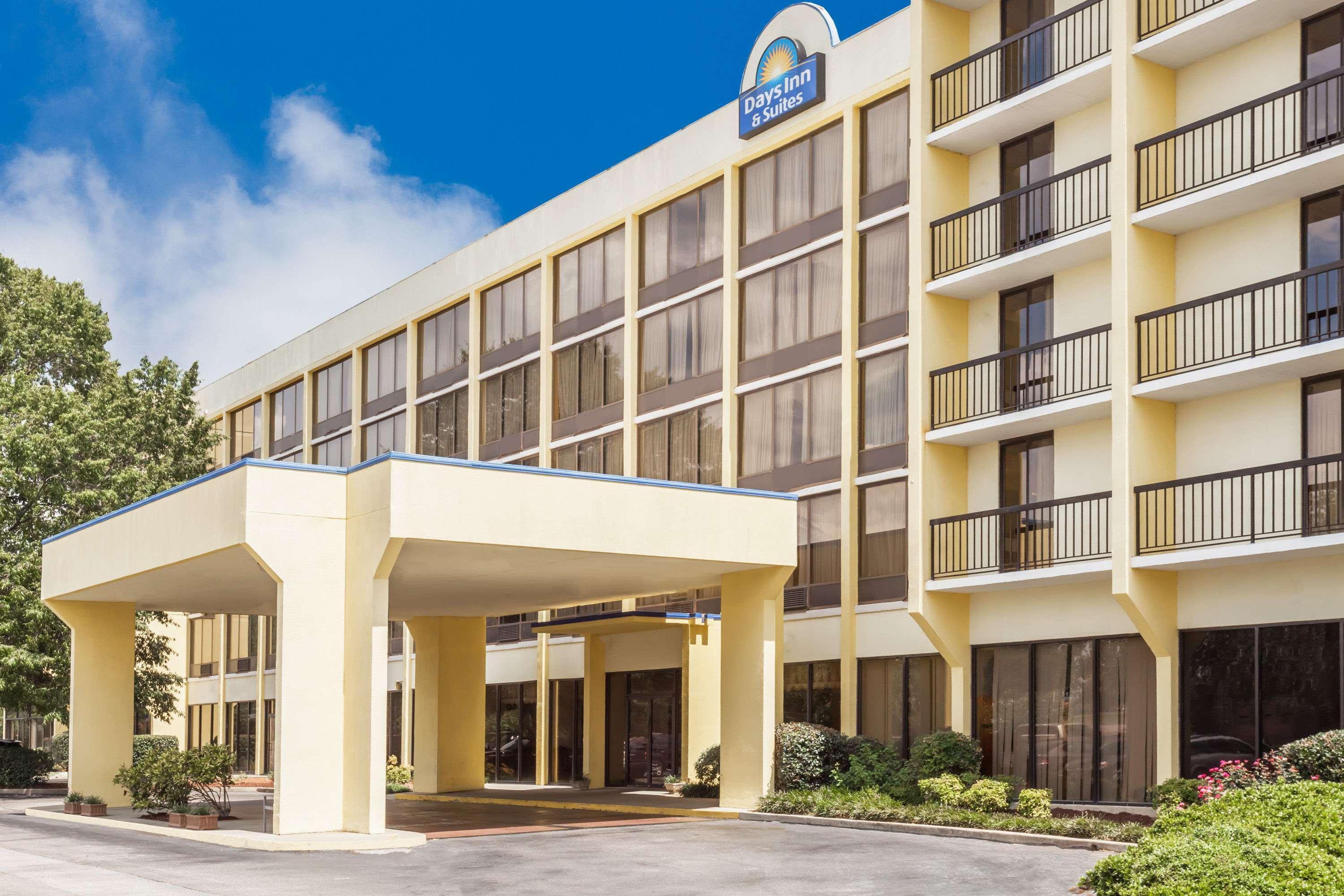 Days Inn & Suites By Wyndham Se Columbia Ft Jackson Exterior foto