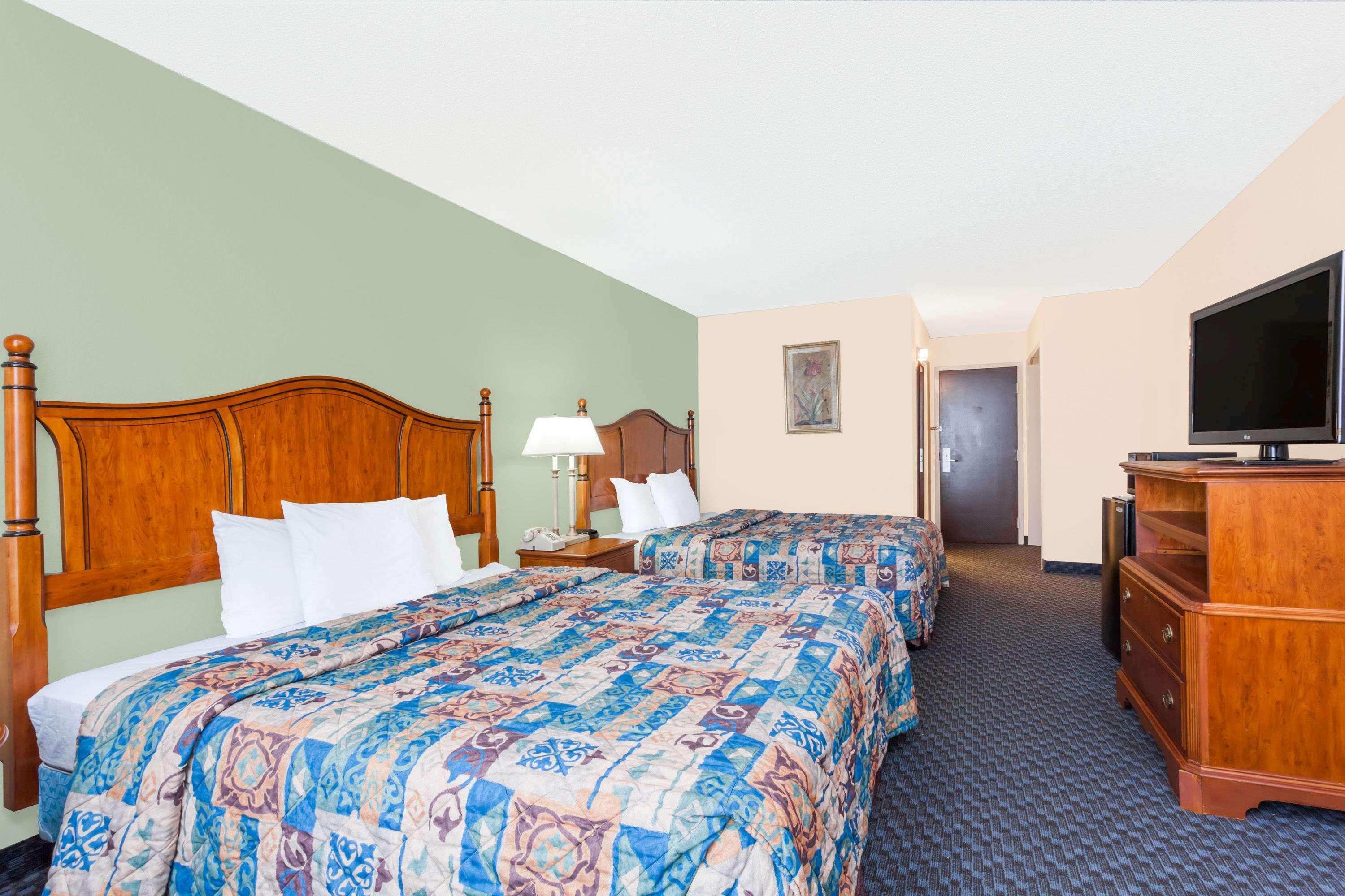 Days Inn & Suites By Wyndham Se Columbia Ft Jackson Exterior foto