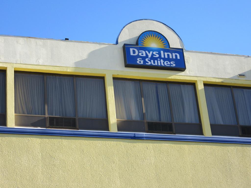 Days Inn & Suites By Wyndham Se Columbia Ft Jackson Exterior foto