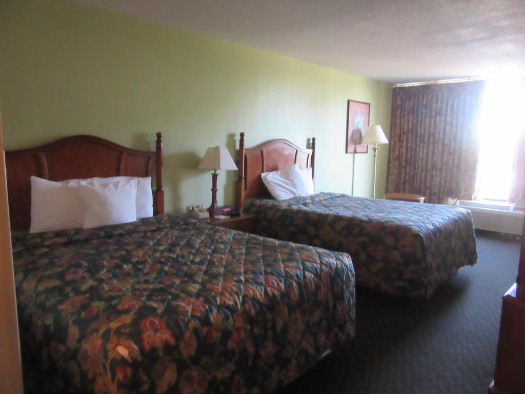 Days Inn & Suites By Wyndham Se Columbia Ft Jackson Exterior foto